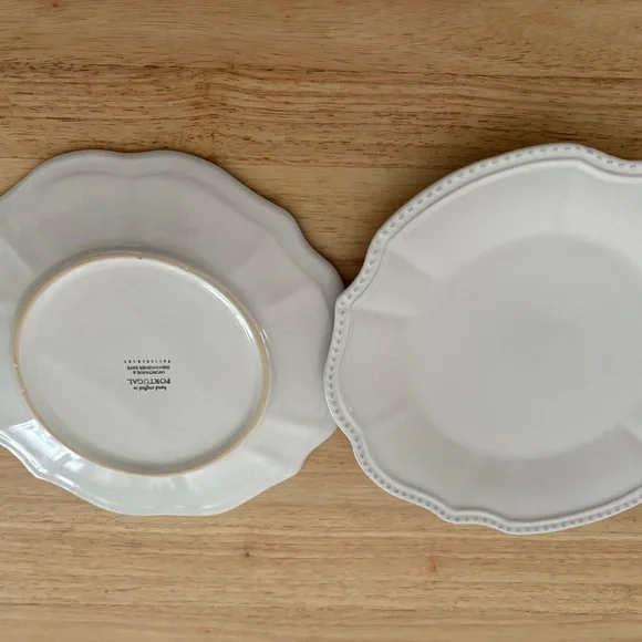 Elegant White Scalloped Dinner Plates - Picture 4 of 5
